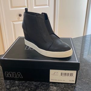 Women’s black wedge shoes
